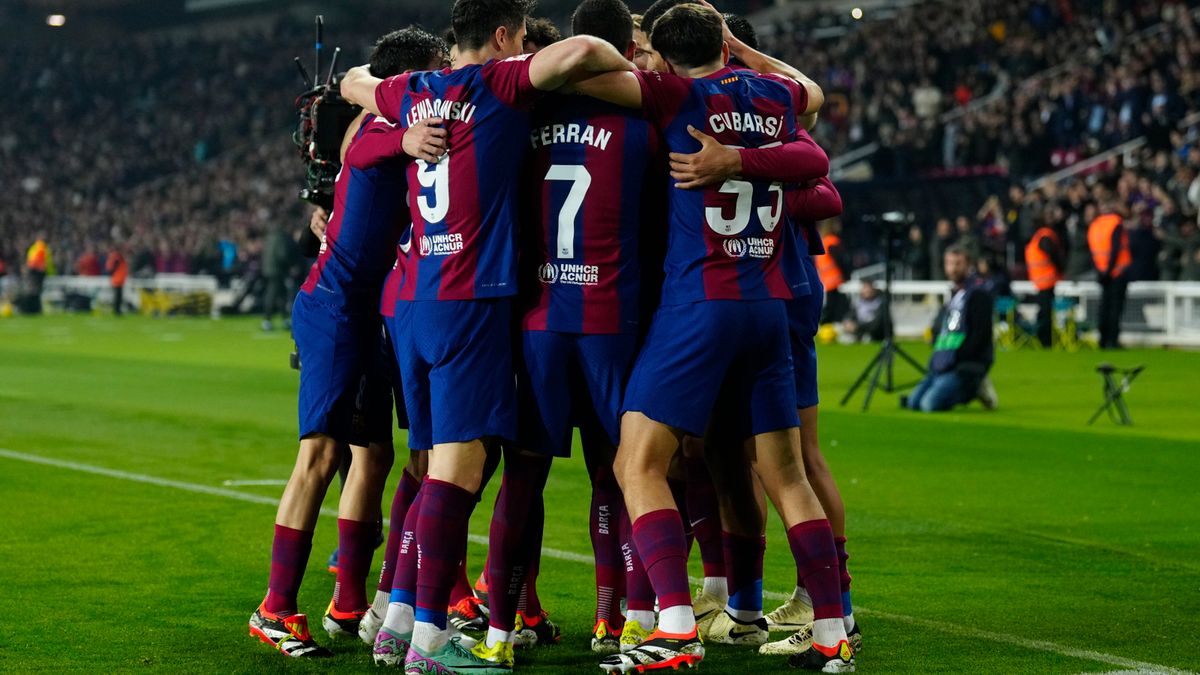 PAP/EPA / ENRIC FONTCUBERTA / Na zdjęciu: piłkarze FC Barcelony