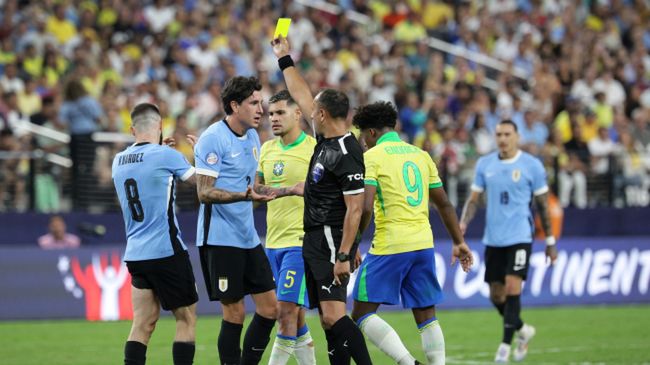 Zdjęcie okładkowe artykułu: PAP/EPA / ALLISON DINNER / Na zdjęciu: Urugwaj po brutalnym meczu wyeliminował Brazylię z Copa America