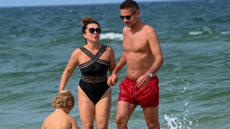 Beata Tadla z mężem baraszkują w Bałtyku