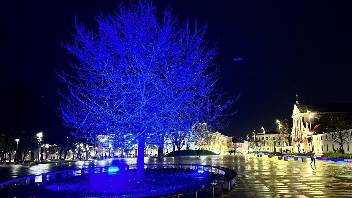 Plac Litewski podświetlony na niebiesko