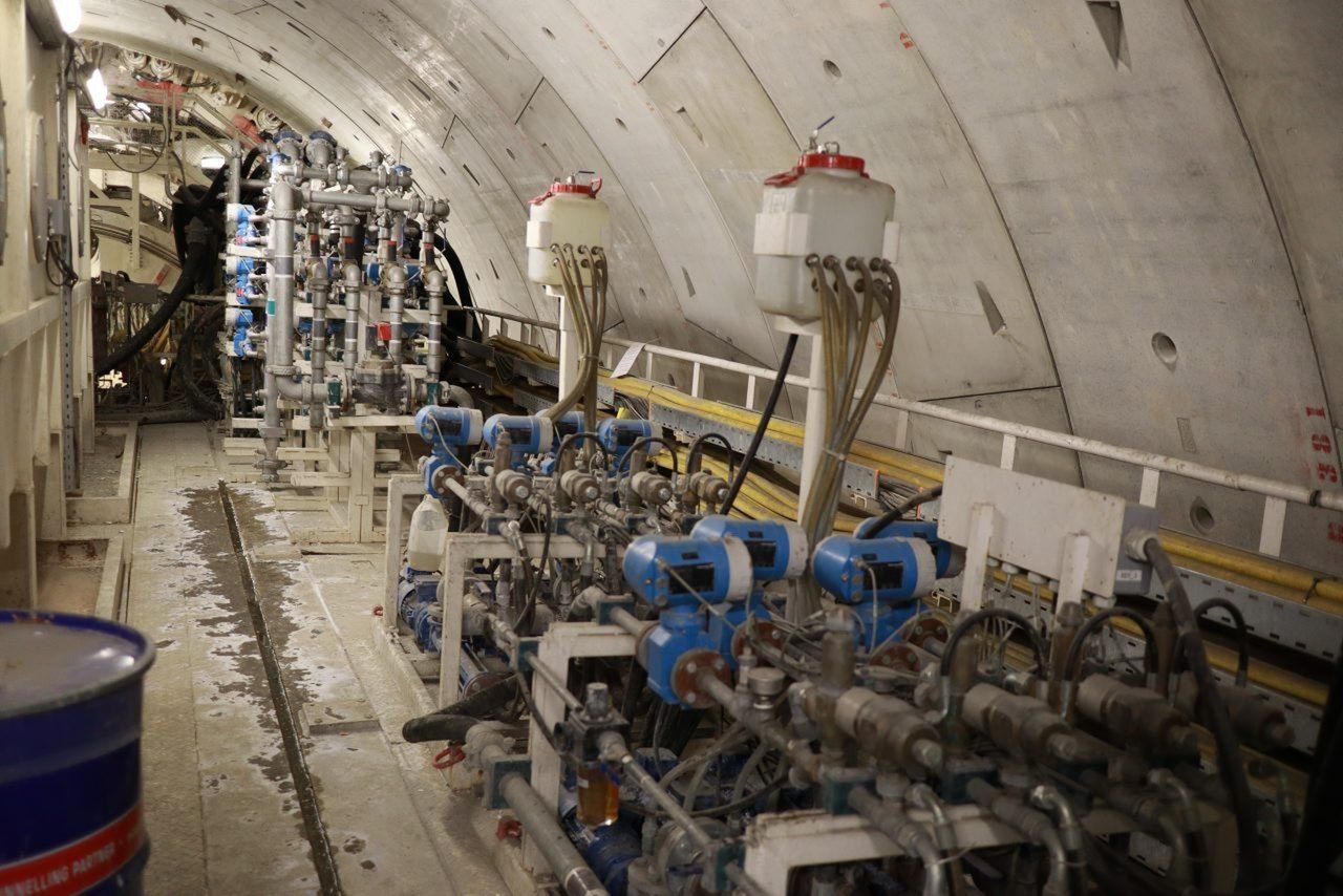 Maszyna drążąca przez cały czas jest utrzymywana w stanie aktywności, pod ziemią jest również zespół operatorów