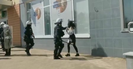 Akcja policji w Głogowie. Kobieta powalona na ziemię