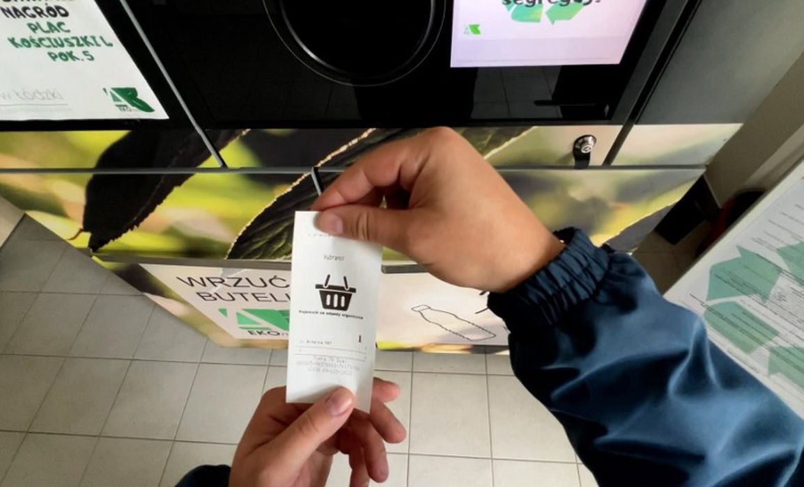 W ramach akcji "Nie odpadaj, segreguj" w urzędzie stanął automat, który pozwala wymienić puste plastikowe butelki na nagrody.