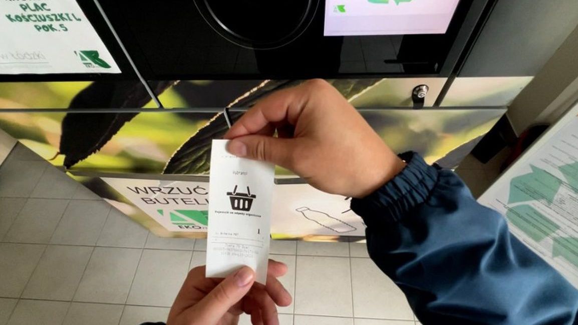 W ramach akcji "Nie odpadaj, segreguj" w urzędzie stanął automat, który pozwala wymienić puste plastikowe butelki na nagrody.
