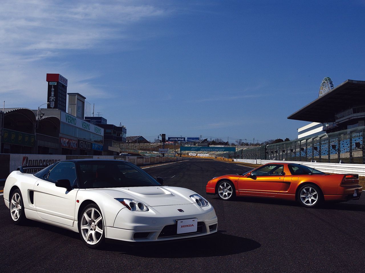 Honda NSX nie była wielką gwiazdą kina, ale zrobiła ogromną karierę w grze Gran Turismo na Playstation, gdzie zawsze była najszybszym samochodem w swojej klasie. Facelifting przeprowadzono w 2001 roku, a Gran Turismo zadebiutowało w 1997 roku. Dlatego na "przejażdżkę" nową Hondą NSX trzeba było czekać aż do debiutu trzeciej części rozgrywki. Teraz czekamy na premierę drugiej generacji sportowej Hondy i mamy nadzieję, że będziemy mieli okazję ją przetestować w świecie rzeczywistym.