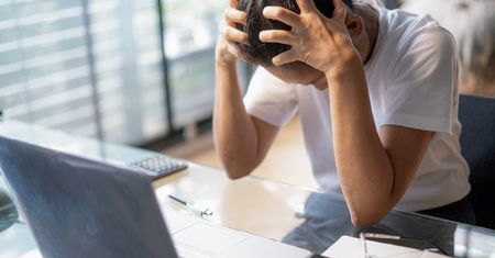 Groził, że wsadzi pracownicę do bagażnika. Psycholog odpowie przed sądem.