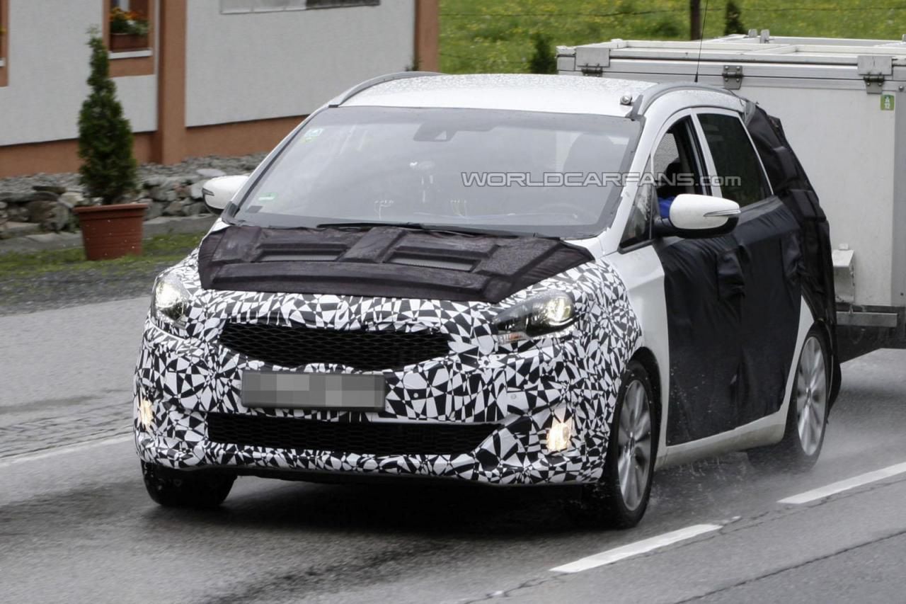 Kia Rondo - zdjęcia szpiegowskie (fot: Automedia via World Car Fans)