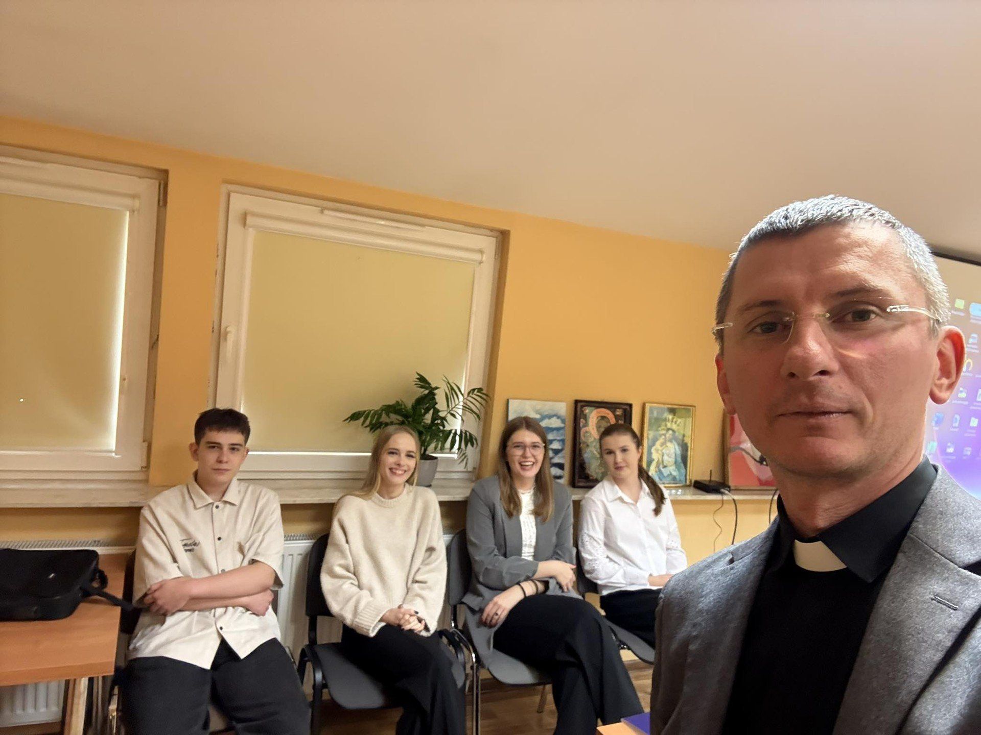 Od lewej: Dawid Bartosiński, Olga Kozak, Klaudia Wleciał, Lena Wleciał, uczniowie &#34;Kołłątaja&#34; oraz ksiądz Tomasz Kaczówka, szkolny katecheta.