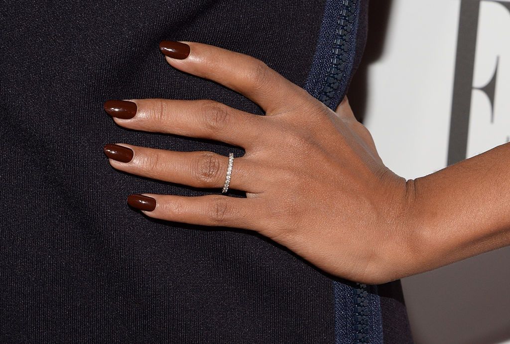 Odcienie czekoladowe brązu rządzą w trendach manicure 2026