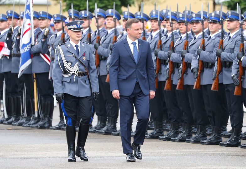 Zarobki w policji. "Znane są przypadki rezygnowania policjantów ze służby i podejmowania zatrudnienia w dyskontach"