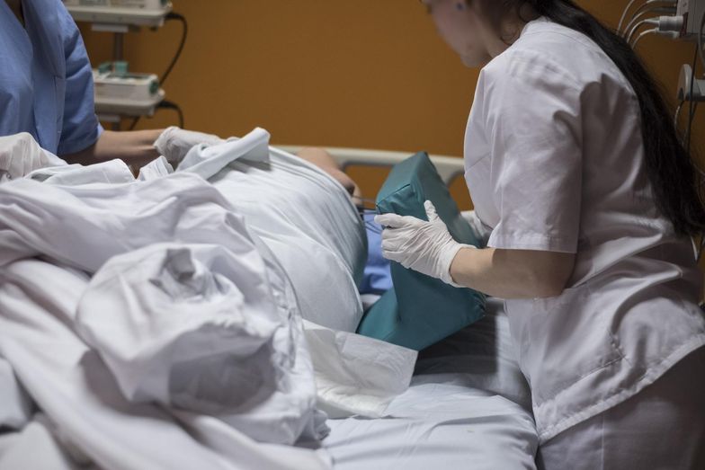 Pielęgniarki narzekają na jednoosobowe dyżury, podczas których w nocy przypada na nich kilkudziesięciu pacjentów.