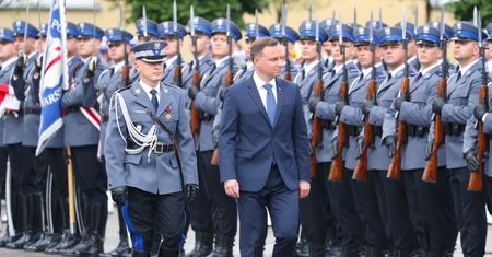Zarobki w policji. "Znane są przypadki rezygnowania policjantów ze służby i podejmowania zatrudnienia w dyskontach"
