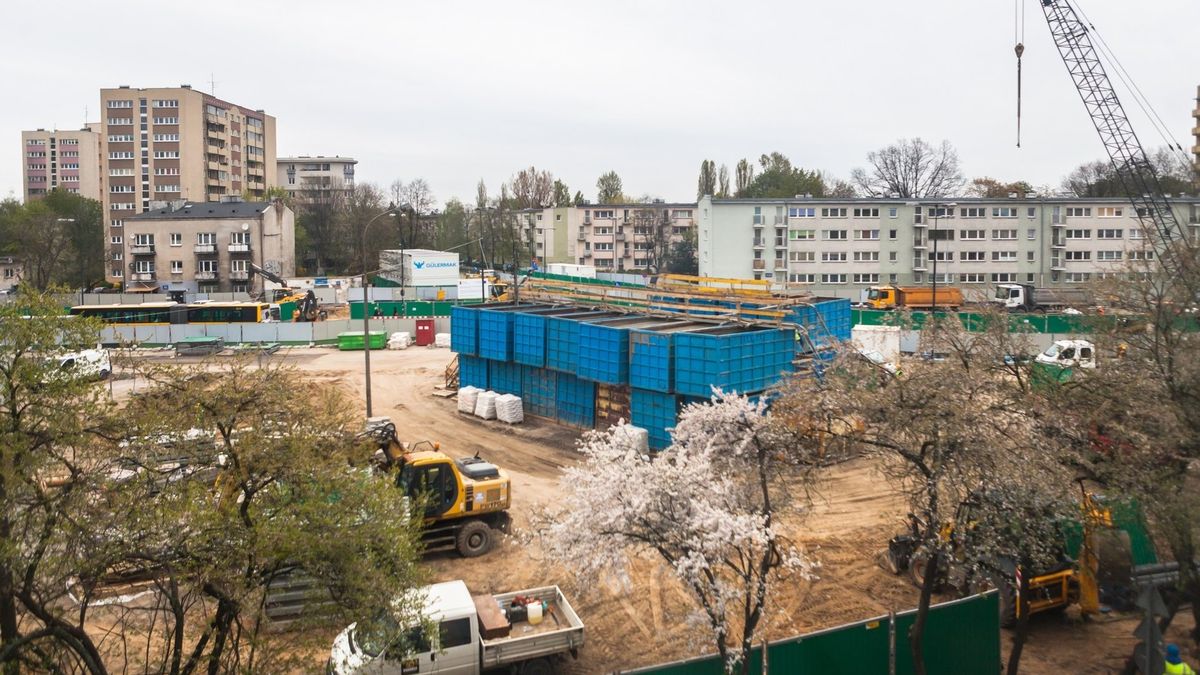 Skrzyzowanie ulic Gorczewskiej i Ksiecia Janusza na warszawskiej Woli.  Prace na terenie budowy stacji metra Ksiecia Janusza