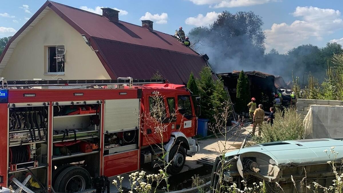 Pożar budynku gospodarczego połączonego z domem przy ul. Deszczowej