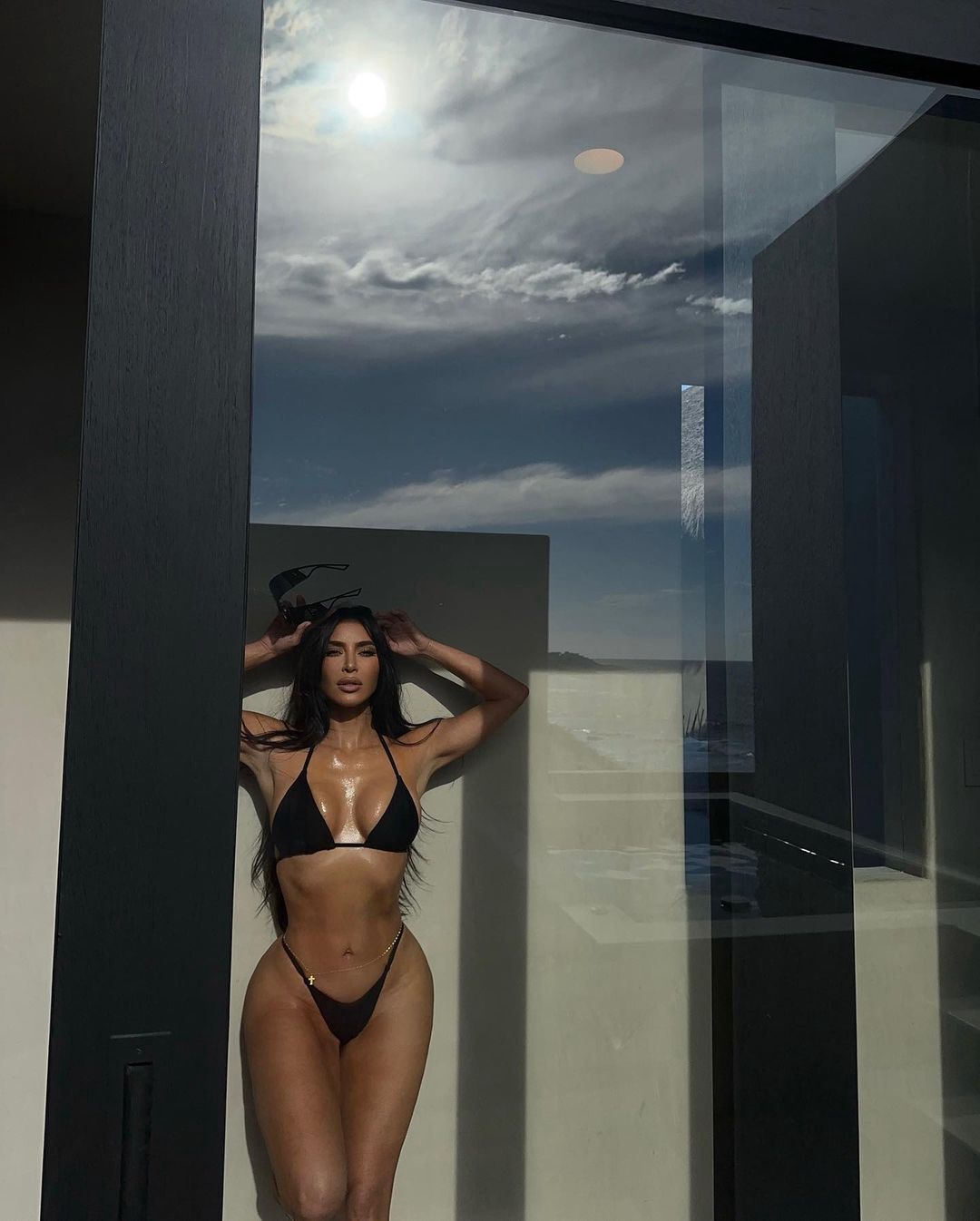 Kim Kardashian prezentuje wdzięki w stroju kąpielowym 