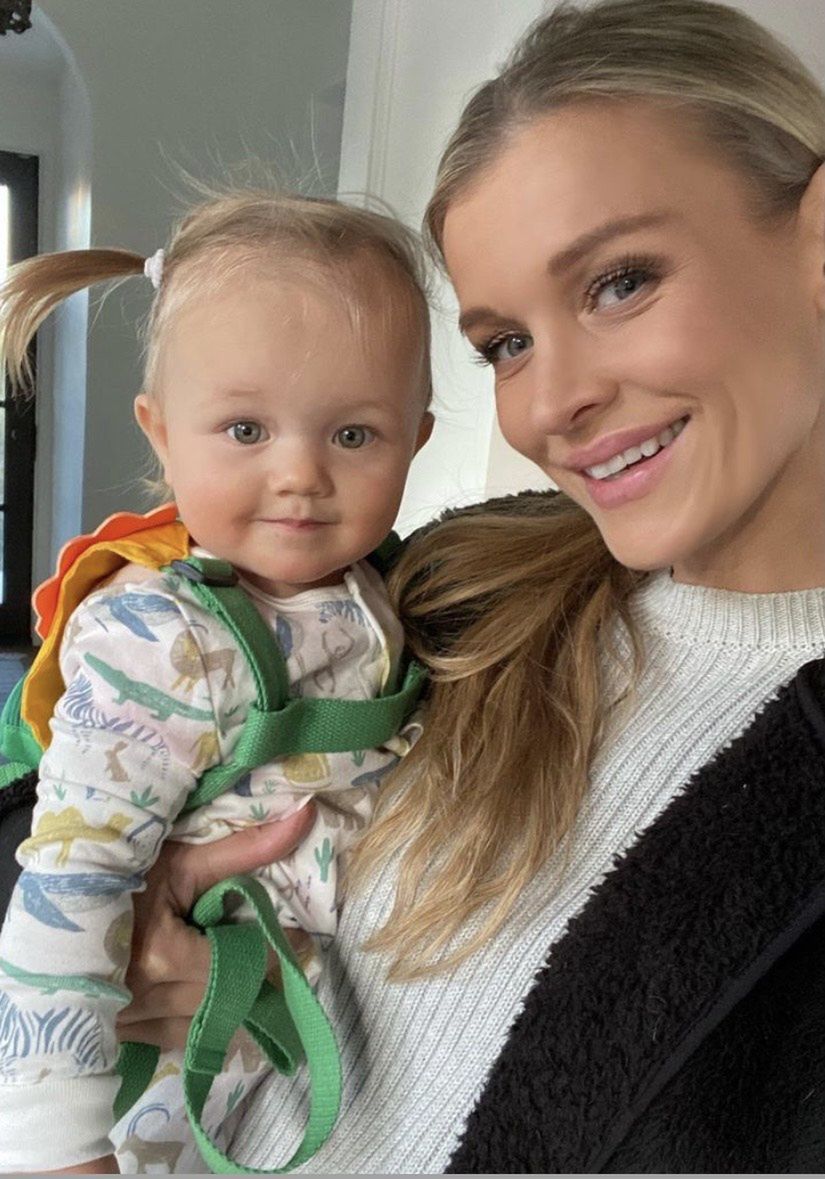 Skromna Joanna Krupa wozi córeczkę w wózku za 800 złotych