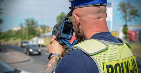 "Długimi" ostrzegała przed kontrolą. Policjant wyjaśnił, czemu nie powinna tego robić