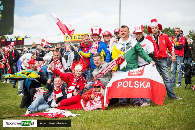 Zawsze, gdy duża impreza żużlowa odbywa się w duńskim Vojens, za polską reprezentacją jeździ liczna grupa biało-czerwonych kibiców.
