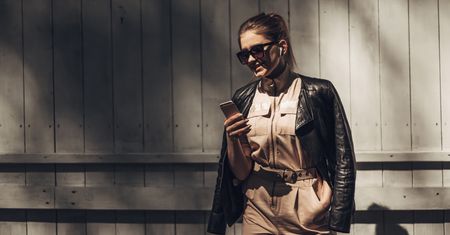 Kombinezon jesienny w trendach 2021 – polecane modele i pomysły na modne stylizacje na złotą porę roku