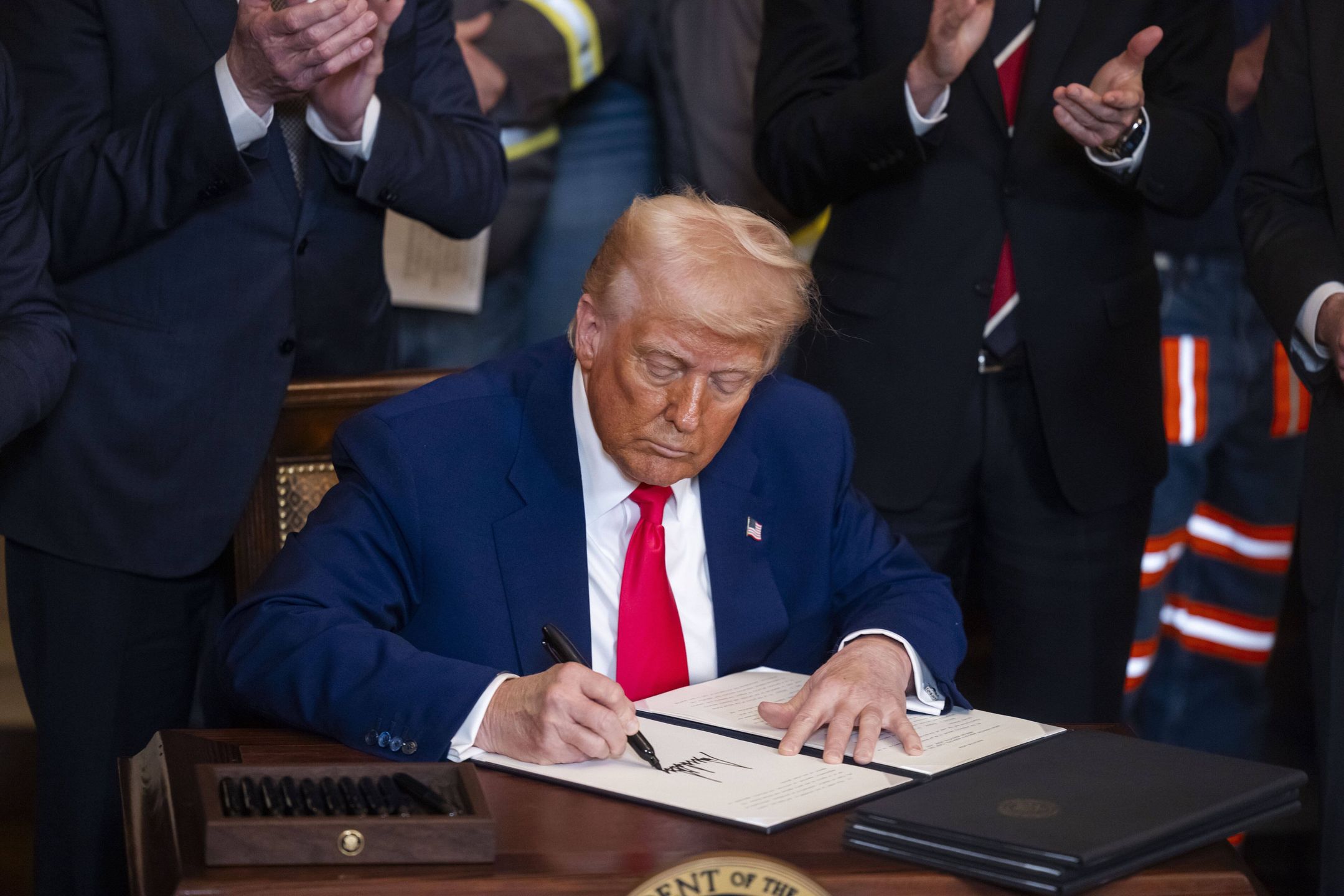US President Trump signs executive orders to boost coal production
epa12019176 US President Donald Trump signs several executive orders to boost US coal production in the East Room of the White House in Washington, DC, USA, 08 April 2025. The regulations expedite coal leases on federal lands.  EPA/JIM LO SCALZO 
Dostawca: PAP/EPA.
JIM LO SCALZO
president, orders, signing, coal