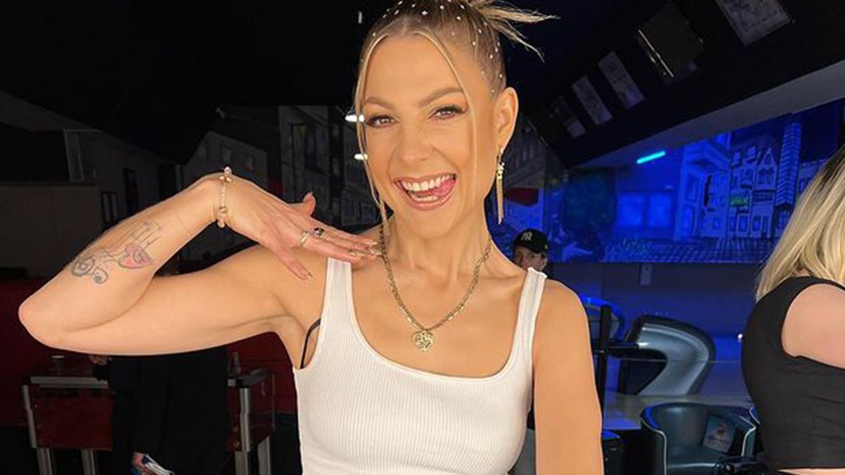 Modna Magdalena Narożna w espadrylach a'la Chanel