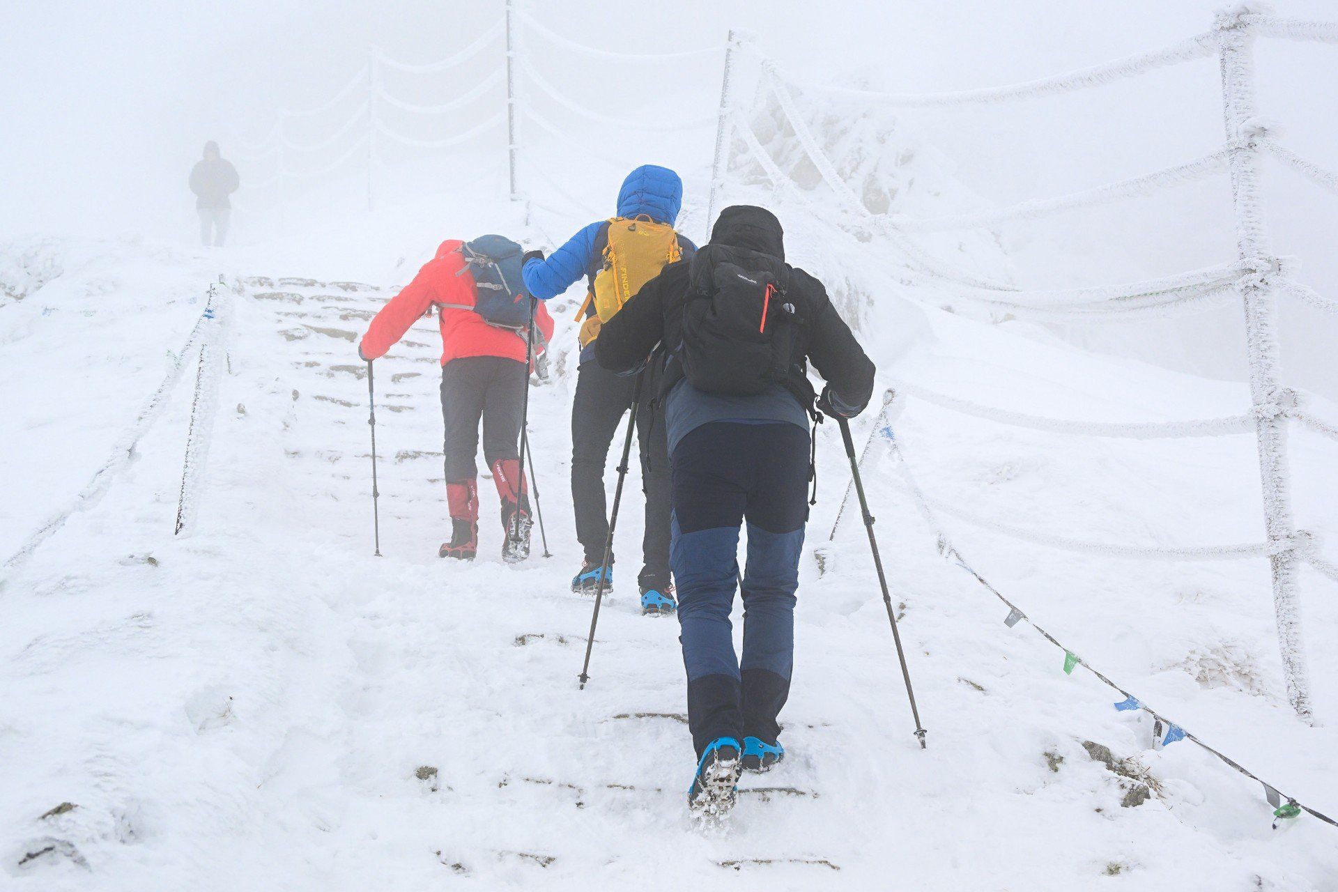 Zimą pogoda w górach zmienia się bardzo szybko, a wtedy wędrowanie może być bardzo trudne i wymagające.