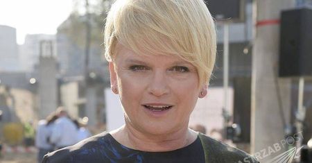 Katarzyna Figura w dresie i skarpetach na scenie