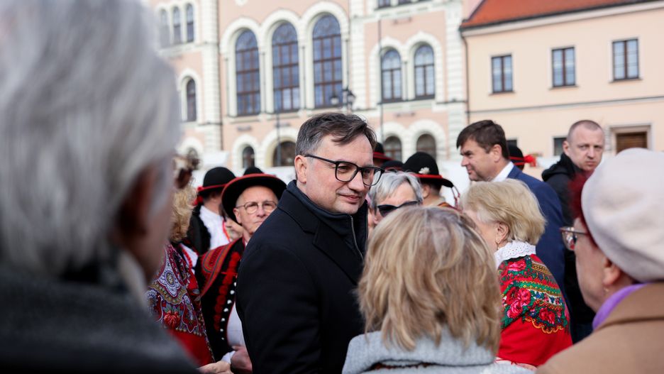 Żywiec, 26.03.2023. Minister sprawiedliwości, prokurator generalny Zbigniew Ziobro (C) podczas spotkania z mieszkańcami w Żywcu, 26 bm. (sko) PAP/Zbigniew Meissner