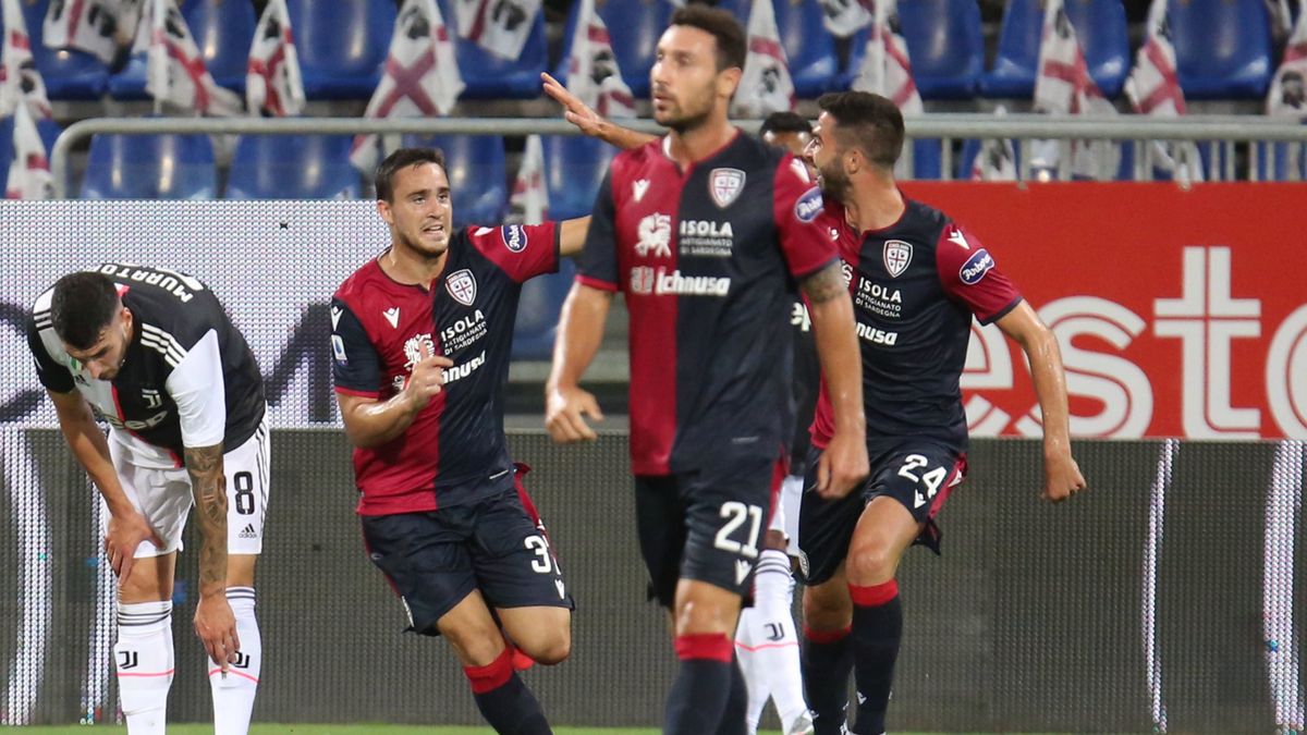 PAP/EPA / FABIO MURRU  / Na zdjęciu: piłkarze Cagliari Calcio