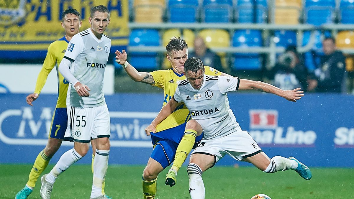 Zdjęcie okładkowe artykułu: PAP / Adam Warżawa / Na zdjęciu: Jakub Wawszczyk (Arka) i Arvydas Novikovas (Legia) walczący o piłkę