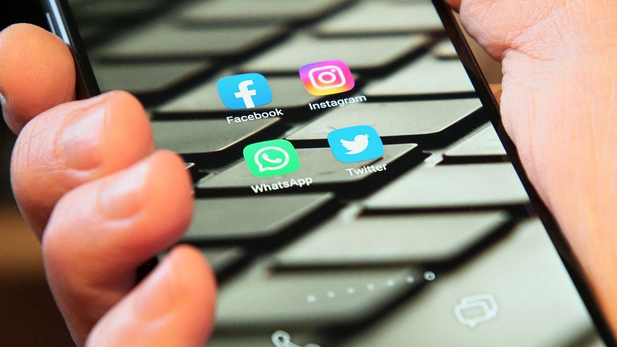 Facebook, Instagram, WhatsApp, Twitter