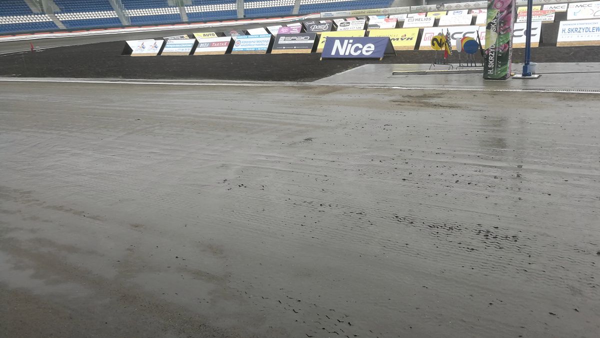 Zdjęcie okładkowe artykułu: WP SportoweFakty / Na zdjęciu: Stadion w Łodzi po opadach deszczu
