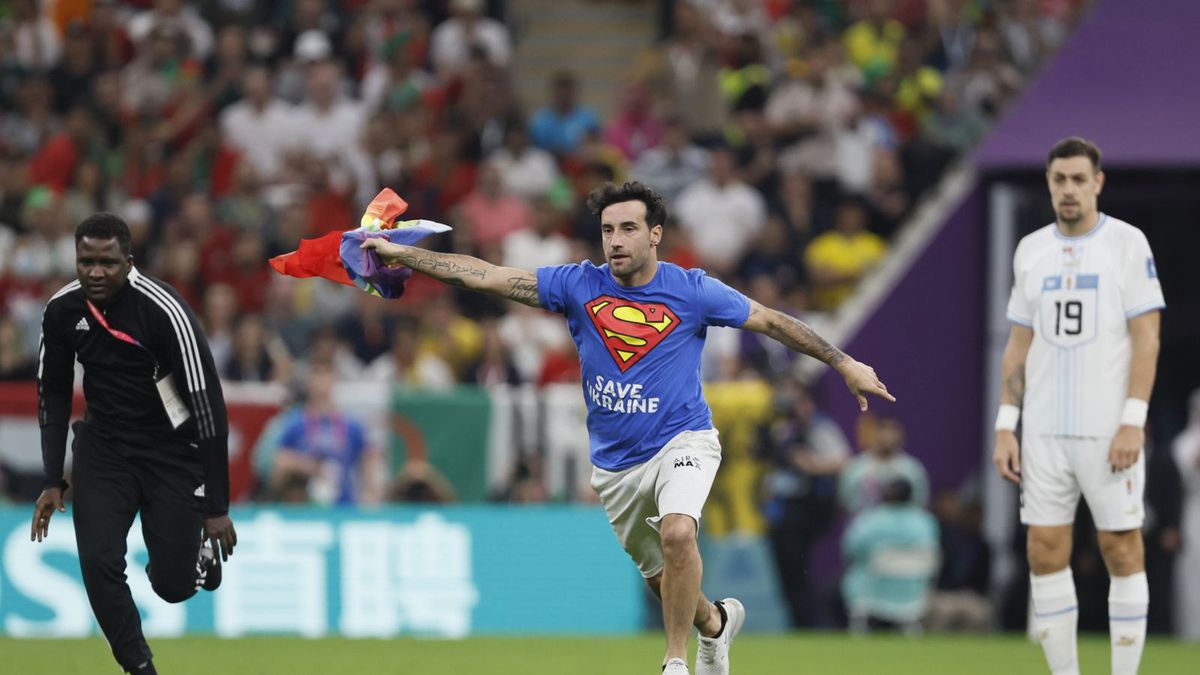kibic, który wbiegł na murawę podczas meczu Portugalia - Urugwaj