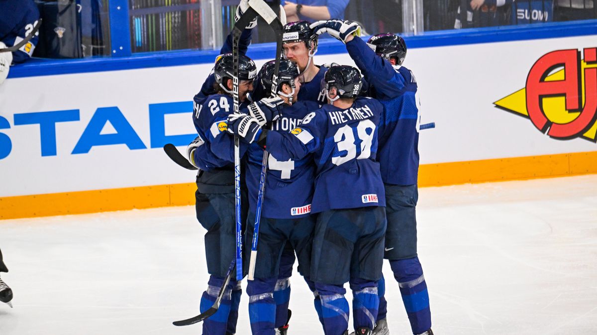 PAP/EPA / KIMMO BRANDT / Na zdjęciu: Finowie cieszą się z gola