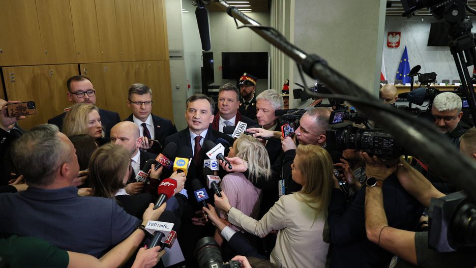 Warszawa, 31.01.2025. Poseł PiS Zbigniew Ziobro (C) podczas konferencji prasowej w Sejmie w Warszawie, 31 bm. Sejmowa komisja śledcza ds. Pegasusa przegłosowała w piątek wniosek o 30-dniowy areszt dla b. szefa MS Zbigniewa Ziobro. B. minister miał być w piątek doprowadzony przed komisję śledczą, ale się na niej nie pojawił. Polityk został zatrzymany przez policję po opuszczeniu studia Telewizji Republika. (jm) PAP/Paweł Supernak
