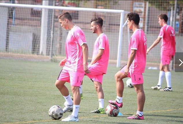 Dominik Nowakowski (pierwszy z lewej) na treningu w Hiszpanii / Fot. archiwum prywatne