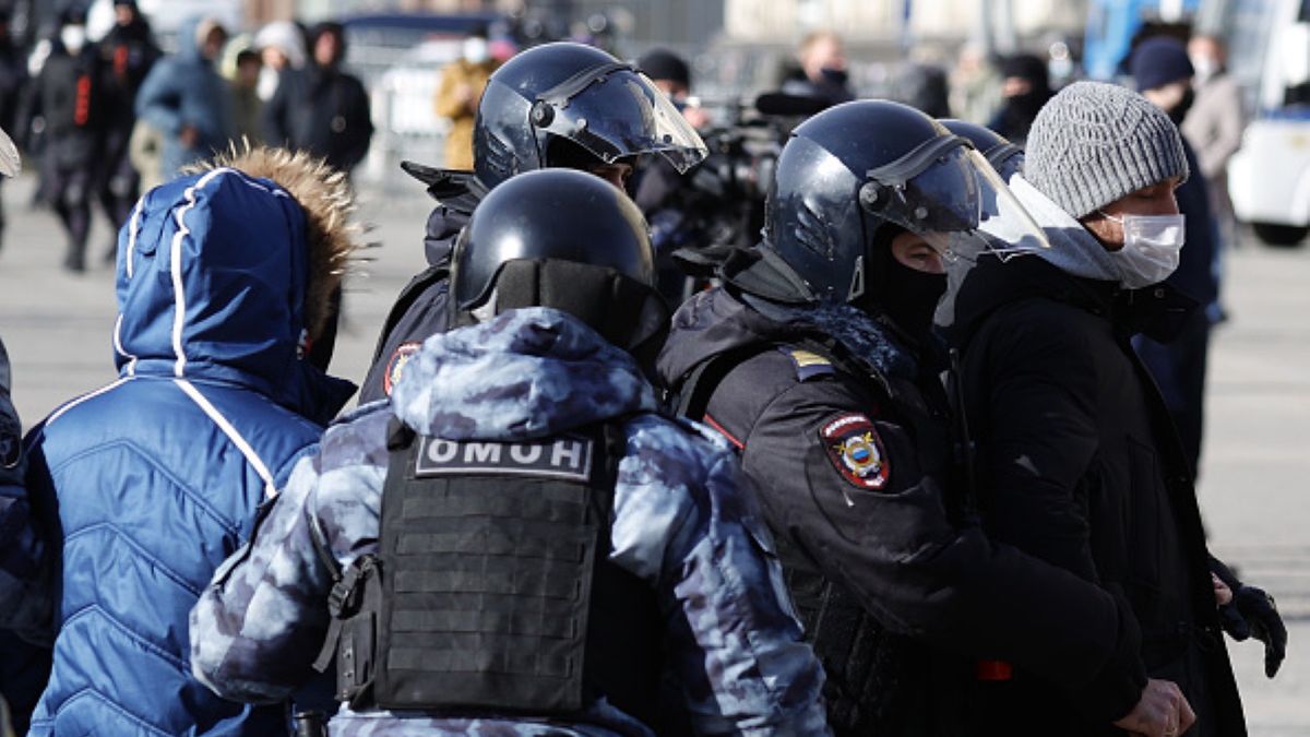 W Rosji mają miejsce brutalne aresztowania osób, które protestują przeciwko wojnie na Ukrainie 