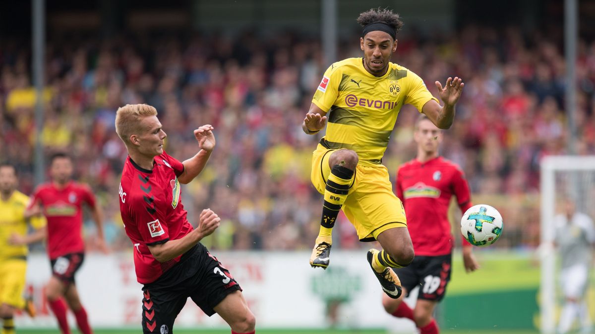 Pierre-Emerick Aubameyang (P) w barwach Borussi Dortmund i Philipp Lienhart (L) z SC Freiburg