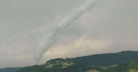 Siała zniszczenie. Gigantyczna trąba powietrzna w Nowym Sączu [WIDEO]