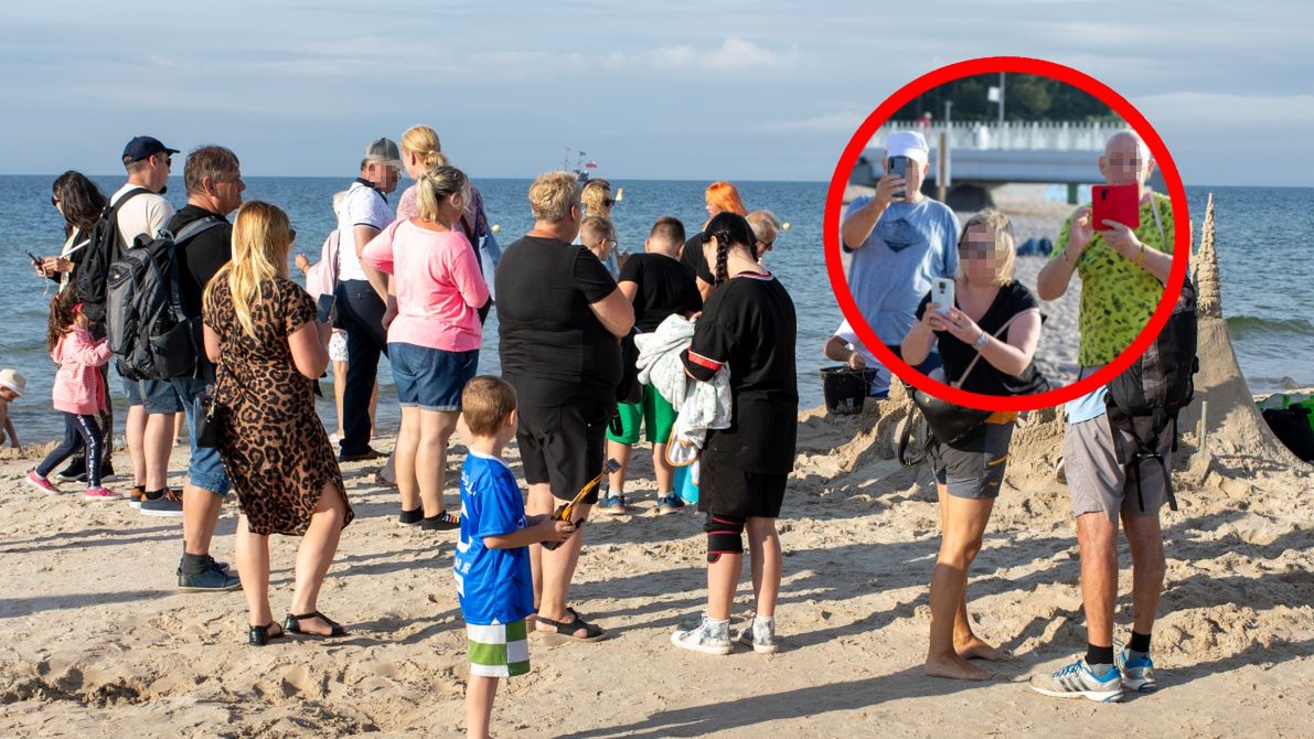 Tłum ludzi zebrał się na plaży w Kołobrzegu, aby podziwiać zamek z piasku