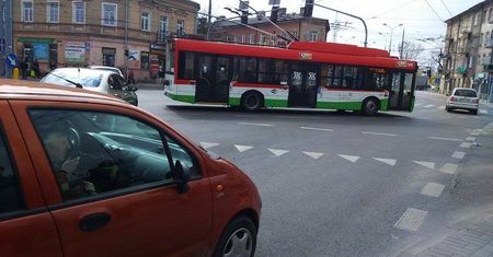 Uwaga, kierowcy! Zepsuty trolejbus blokuje skrzyżowanie