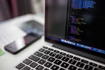 Młoda kobieta z powiatu lipskiego chciała sprzedać książki. Internetowy oszust wykradł jej 55 tysięcy złotych