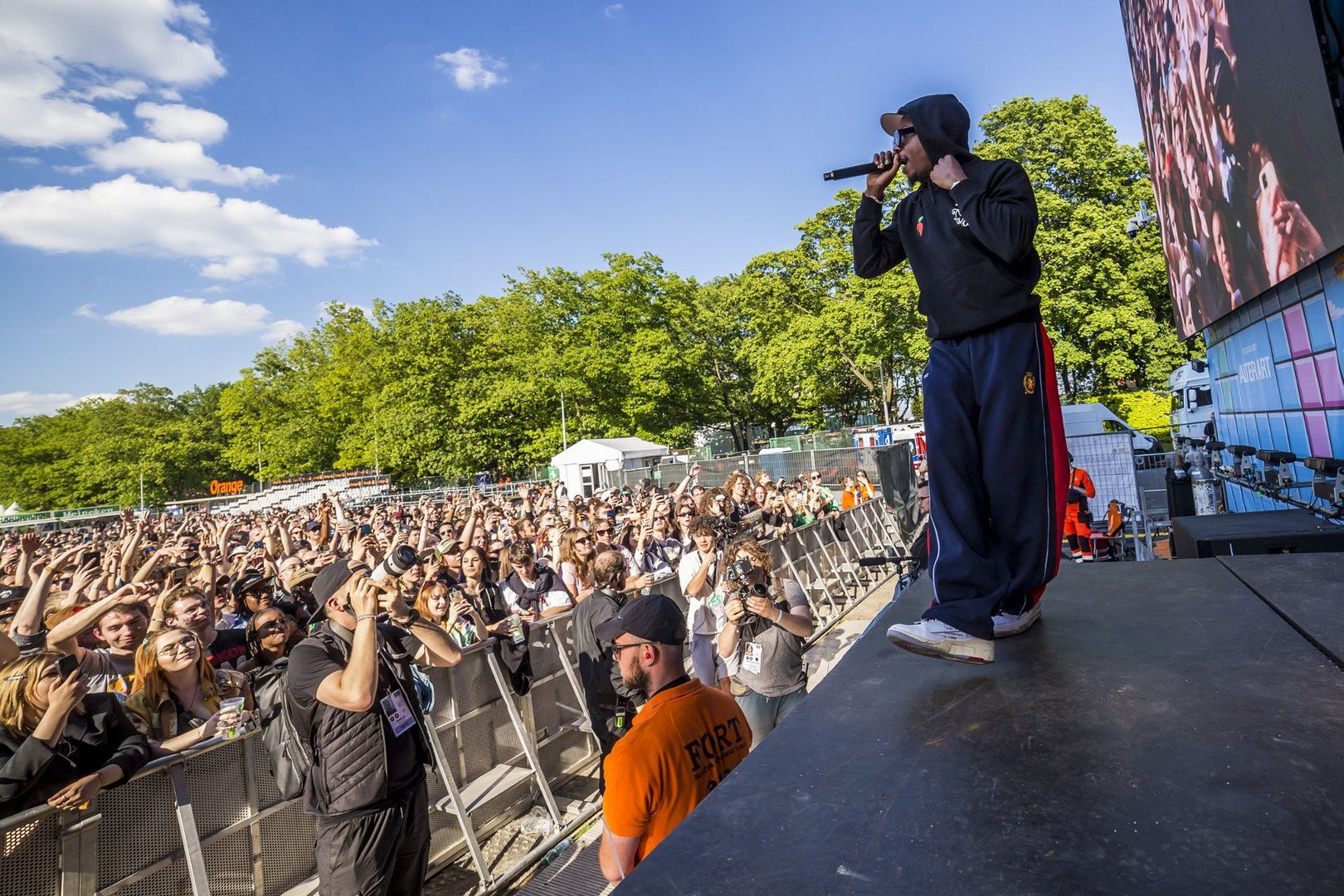 W tym roku Orange Warsaw Festiwal 2025 odbędzie się w dniach 30 i 31 maja na terenie Toru Wyścigów Konnych Służewiec. Największymi gwiazdami Orange Warsaw Festival 2025 są: Charli XCX, Jamie xx, Michael Kiwanuka, Marina oraz Chappell Roan.Bilet - (sprzedaż do 15 maja 2025 lub do wyczerpania puli):karnet dwudniowy: 659 zł,karnet dwudniowy z rabatem dla klientów Orange: 560 zł,bilet jednodniowy: 439 zł,bilet jednodniowy z rabatem dla klientów Orange: 373 zł,karnet dwudniowy VIP: 1499 zł,bilet jednodniowy VIP: 1009 zł,pakiet łączony OWF + Open&#39;er Festival: 1640 zł,bilety dla dzieci powyżej 3. roku życia, które nie ukończyły 10. roku życia: 50% ceny.