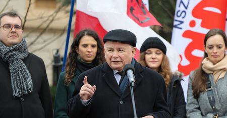 "Żart" Kaczyńskiego o kobietach w rządzie Tuska. Słowa padły ze sceny