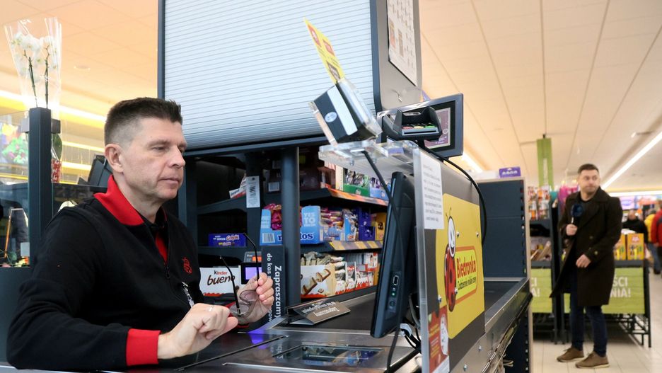 Ryszard Petru na kasie w Wigili?
Fot. Wojciech Olkusnik/East News 24.12.2024. Warszawa. Posel PL2050 Ryszard Petru pracuje w Wigilie jako kasjer w jednym z dyskontow na warszawskim Wilanowie.  W listopadzie Sejm uchwalil nowelizacje przepisow dotyczacych handlu w Wigilie.
Wojciech Olkusnik