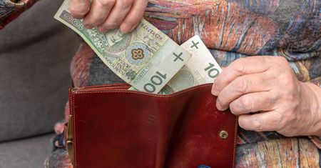 Zmiany w terminach wypłat emerytur w sierpniu. Skorzystają dwie grupy