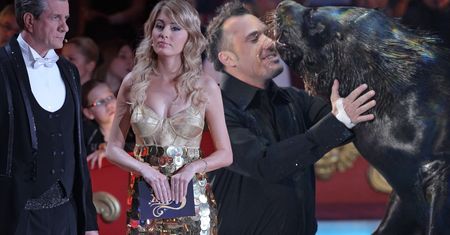 "Gwiezdny cyrk" był "jedną z najdroższych produkcji" w TV. Pamiętny pocałunek Szymona Wydry z foką wywołał skandal