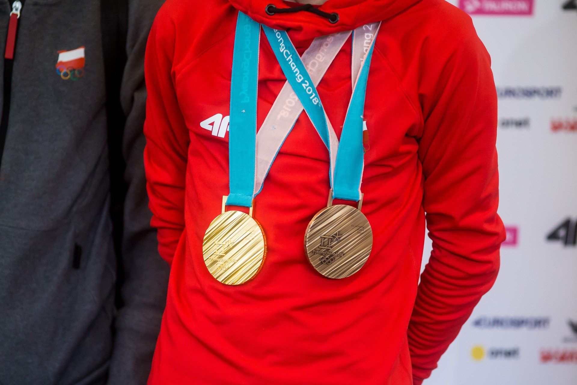 22.02.2018 WARSZAWA LOTNISKO CHOPINA PRZYLOT SKOCZKOW NARCIARSKICH Z ZIMOWYCH IGRZYSK OLIMPIJSKICH PJONGCZANG 2018 SKOCZKOWIE NARCIARSCY KADRA NARCIARKSA REPREZENTACJA POLSKI IGRZYSKA ZIMOWE OLIMPIJSKIE MEDAL ZLOTY BRAZOWY BRAZOWI MEDALISCI ZLOTY MEDALISTA NZ KAMIL STOCH FOT. SZYMON STARNAWSKI / POLSKA PRESS