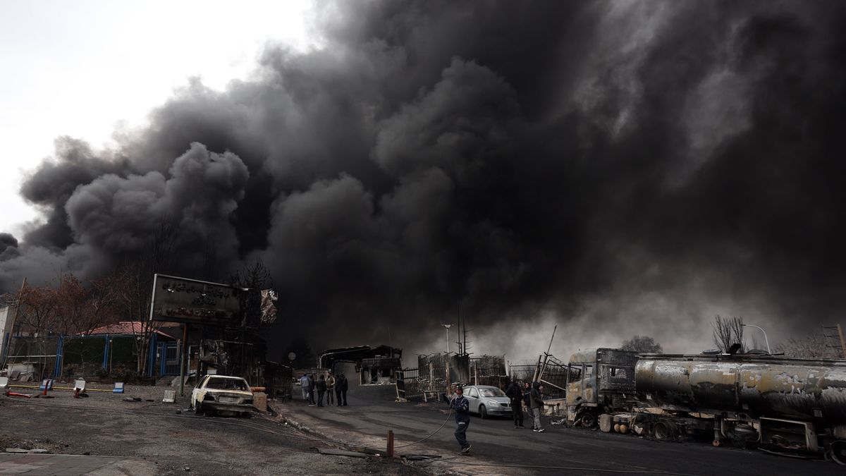A view of the Main gate to the Shahran Oil Refinery as smoke still rises following last night airstrike in Tehran, Iran, 08 March 2026. A joint Israeli and US military operation continues to target multiple locations across Iran since the early hours of 28 February 2026. EPA/ABEDIN TAHERKENAREH Dostawca: PAP/EPA.