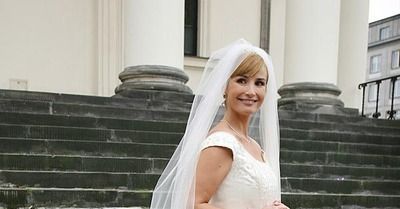 Już im niosą suknię z welonem...